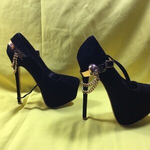 Alba Black Velvet Platform Pumps with Gold Chain Skull Trim SZ 6 1/2